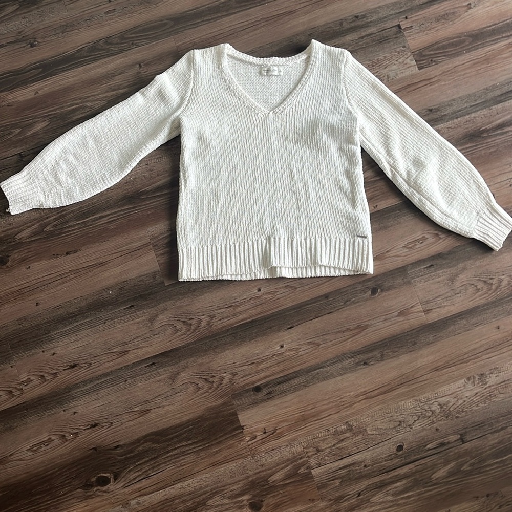 White | Abercrombie and Fitch Sweater | Women’s Large